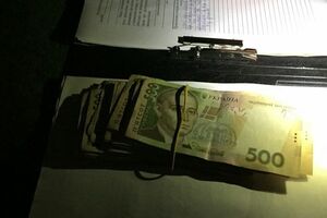 По нынешнему курсу офицер оценил свои услуги в $1 тыс.