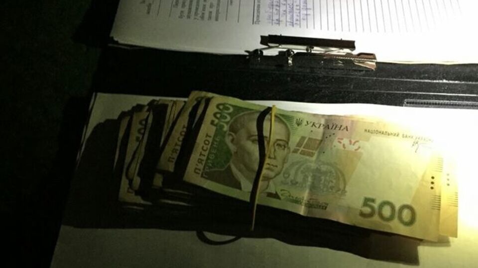 По нынешнему курсу офицер оценил свои услуги в $1 тыс.