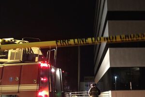 Самолет зацепил офисное здание в центре Анкориджа