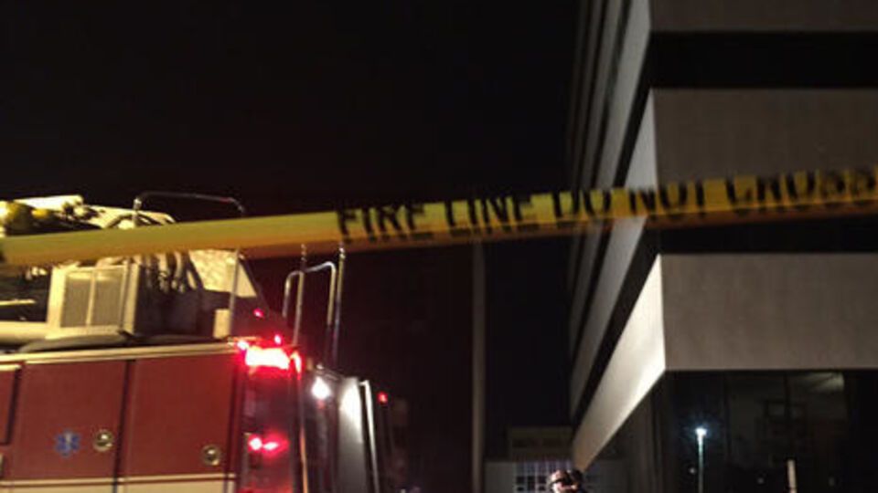 Самолет зацепил офисное здание в центре Анкориджа