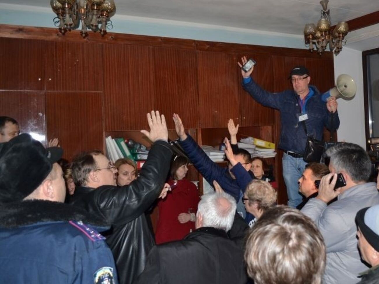 Ночное заседание комиссии в Кривом Роге: без света, но с толпой