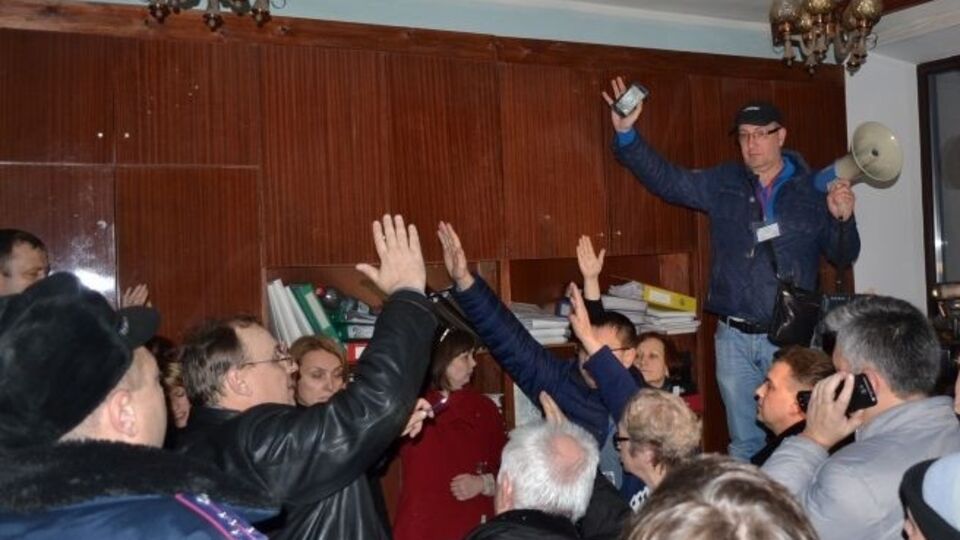 Ночное заседание комиссии в Кривом Роге: без света, но с толпой