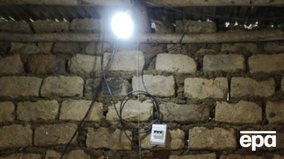 Сотни тысяч жителей Крыма все еще остаются без света