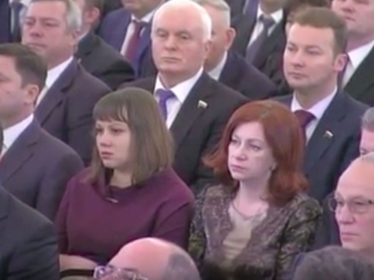 Вдовы российских пилотов Ирина Позынич и Елена Пешкова присутствовали в зале, где выступал Путин