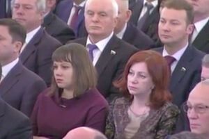 Вдовы российских пилотов Ирина Позынич и Елена Пешкова присутствовали в зале, где выступал Путин