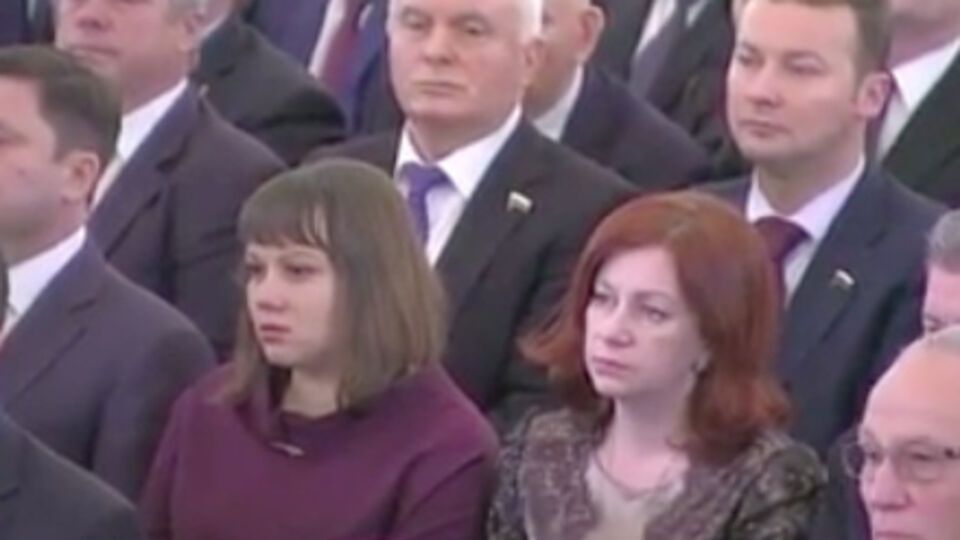 Вдовы российских пилотов Ирина Позынич и Елена Пешкова присутствовали в зале, где выступал Путин