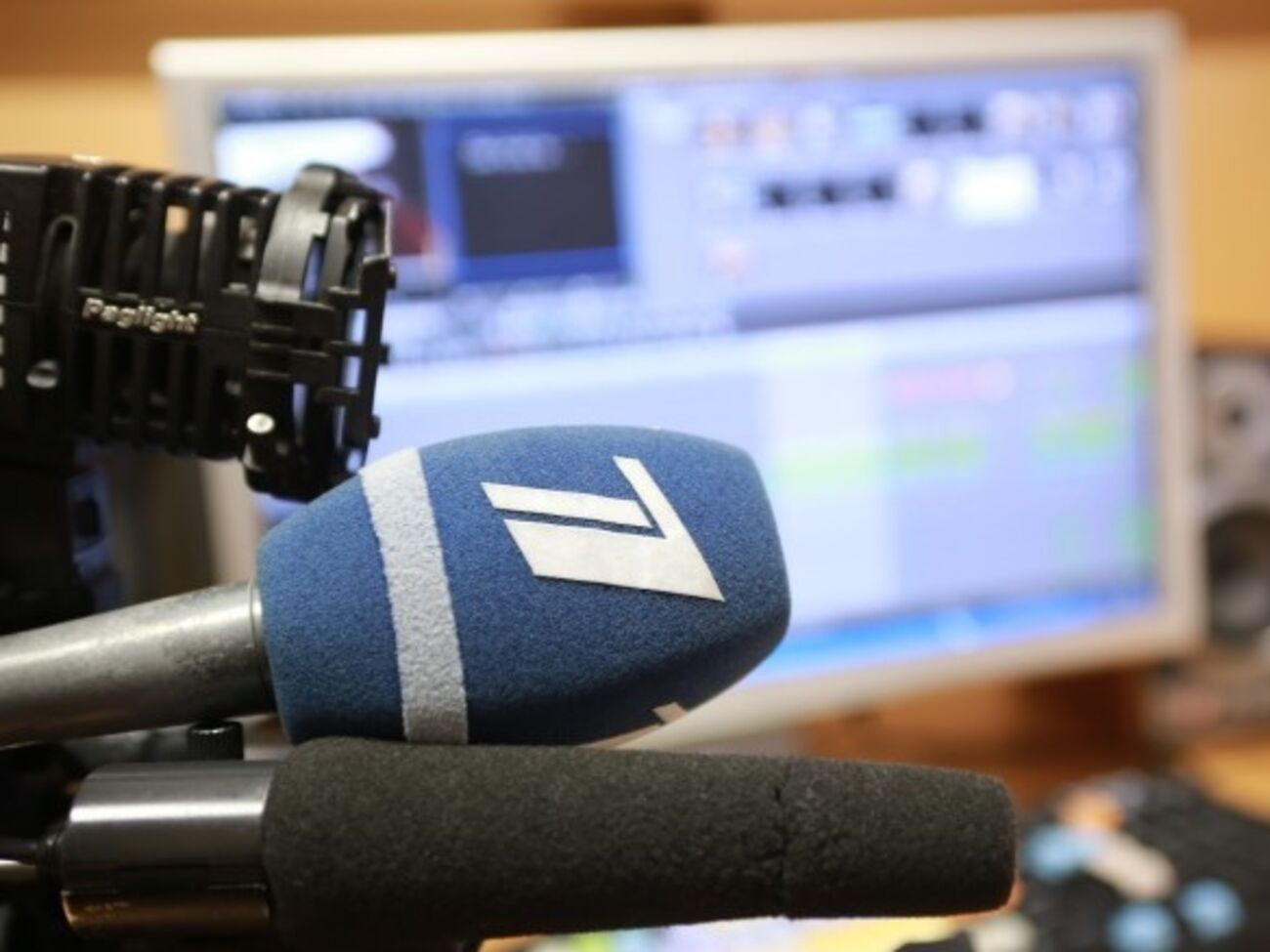 "Первый Балтийский канал", транслирующий преимущественно российские передачи, останавливает выпуск новостей из-за "ограниченности политического кругозора" местных властей