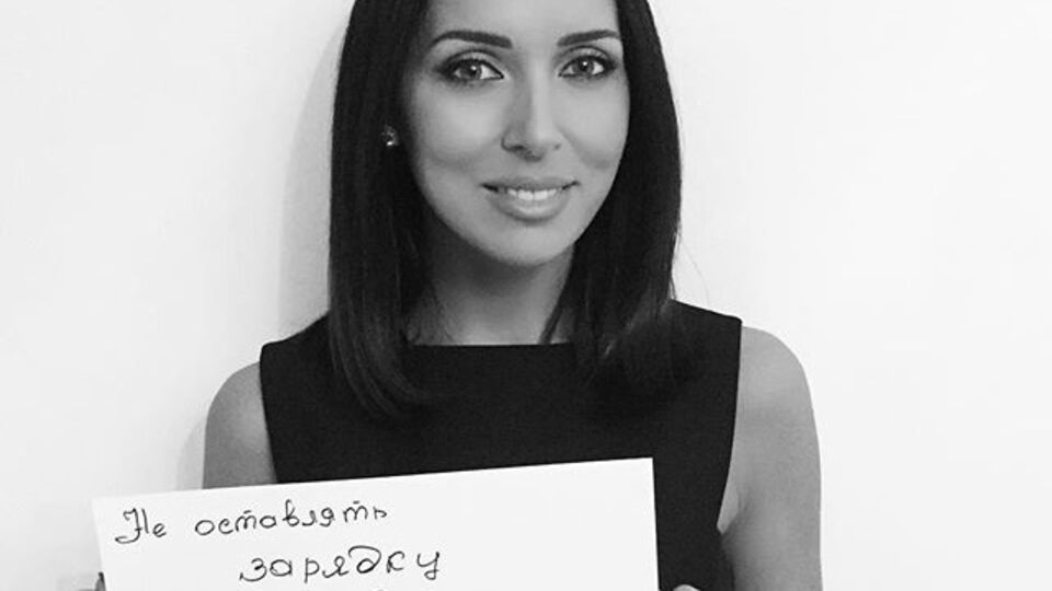 Алсу призвала вынимать зарядку из розетки, чтобы не тратить ни грамма электроэнергии зря