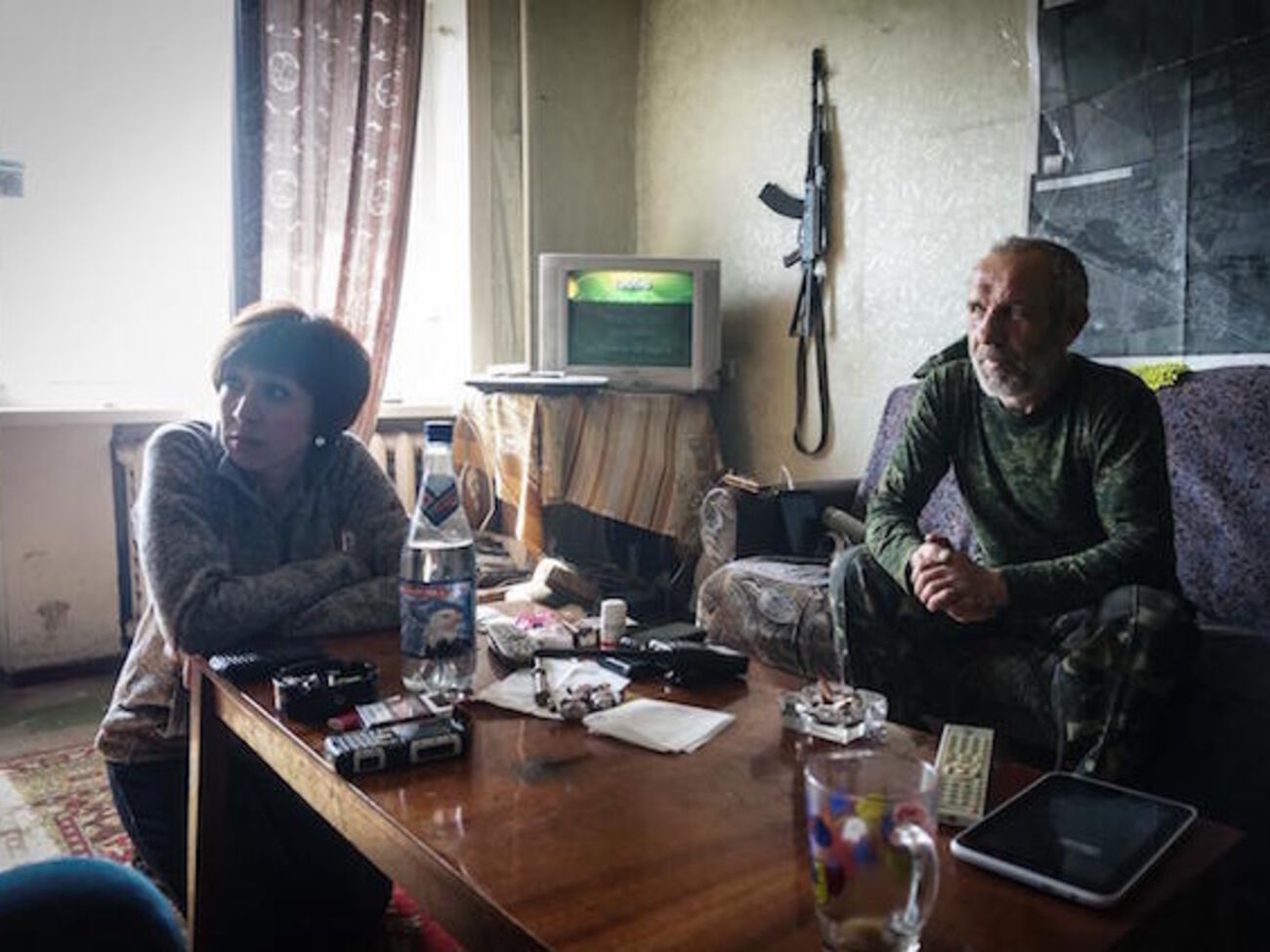 Автор фильма Шахида Тулаганова записывала интервью с людьми, сражавшимися по разные стороны баррикад