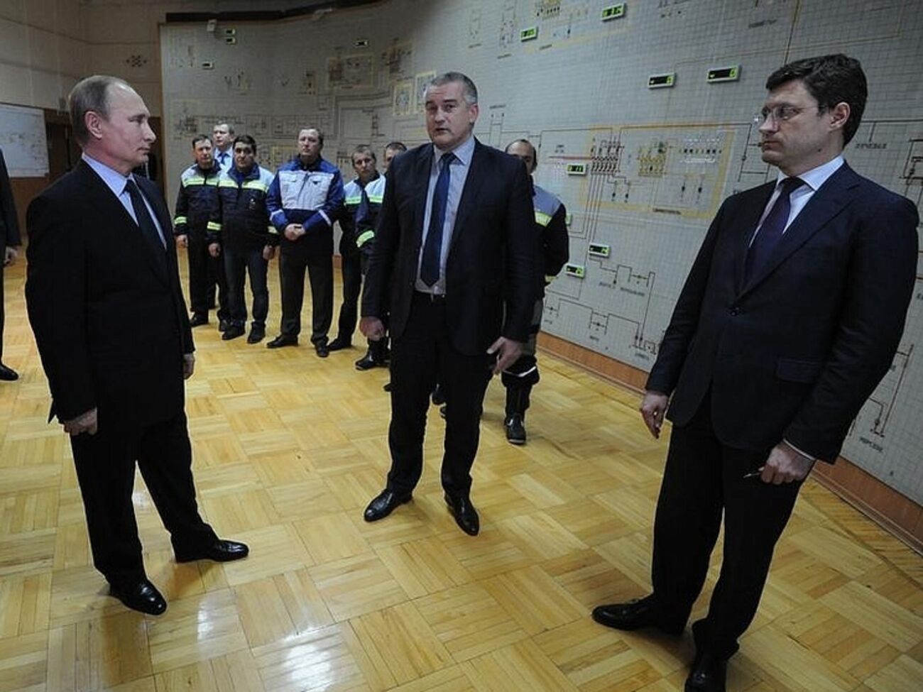 Путин во время посещения "Крымэнерго"
