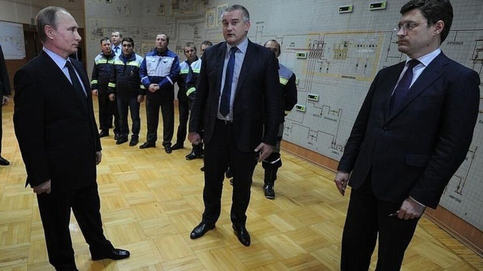 Путин во время посещения "Крымэнерго"