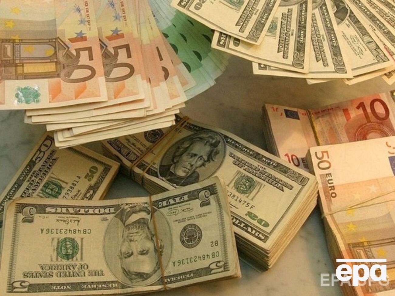 Нацбанк существенно укрепил курс гривны к доллару и евро