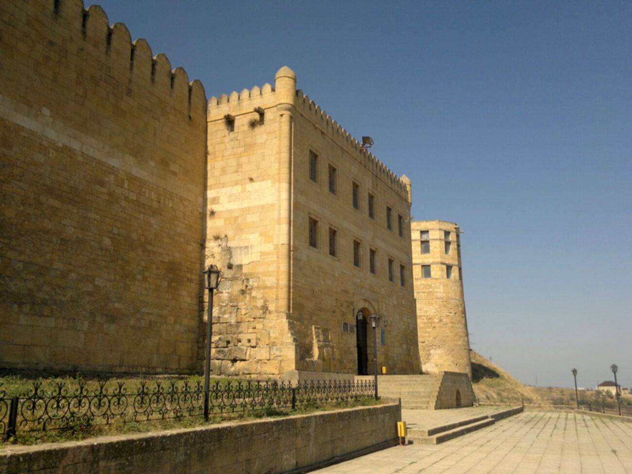 В момент обстрела пострадавшие находились на смотровой площадке крепости