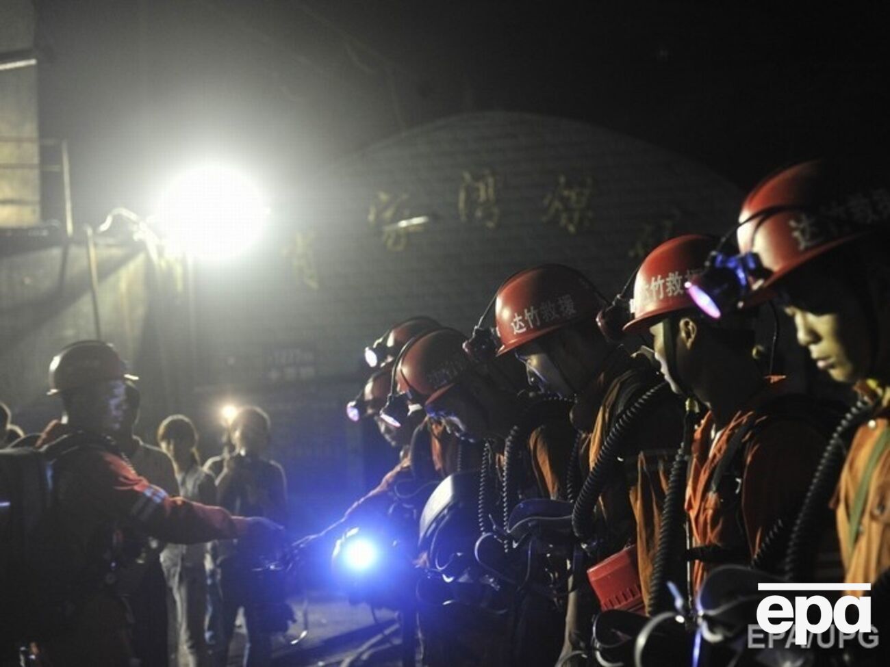 Спасатели пока не могут извлечь горняков на поверхность