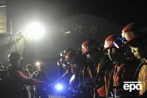 Спасатели пока не могут извлечь горняков на поверхность