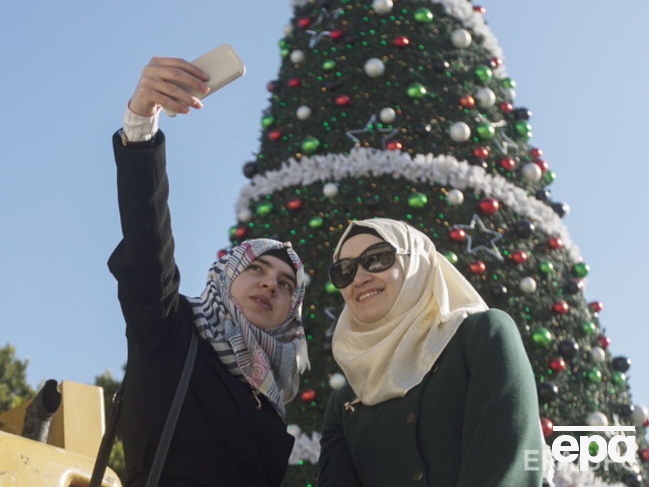 Мусульманки делают "селфи" на фоне новогодней елки в Вифлееме (Израиль)