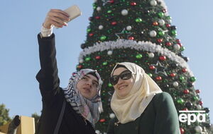 Мусульманки делают "селфи" на фоне новогодней елки в Вифлееме (Израиль)