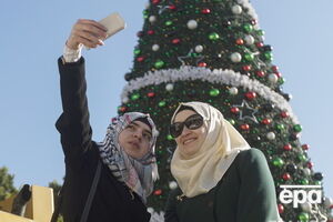 Мусульманки делают "селфи" на фоне новогодней елки в Вифлееме (Израиль)