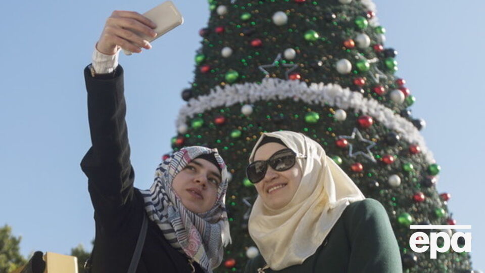Мусульманки делают "селфи" на фоне новогодней елки в Вифлееме (Израиль)