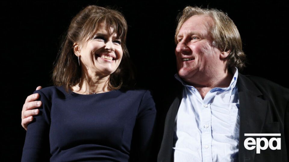 Для съемок уже отобрали реквизит, в числе которого патефон и магнитофон