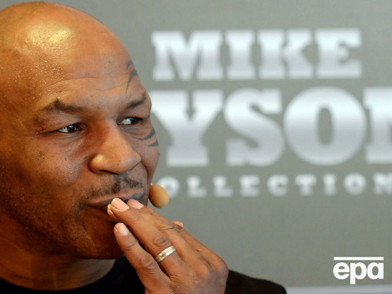 Тайсон упал на полу дома