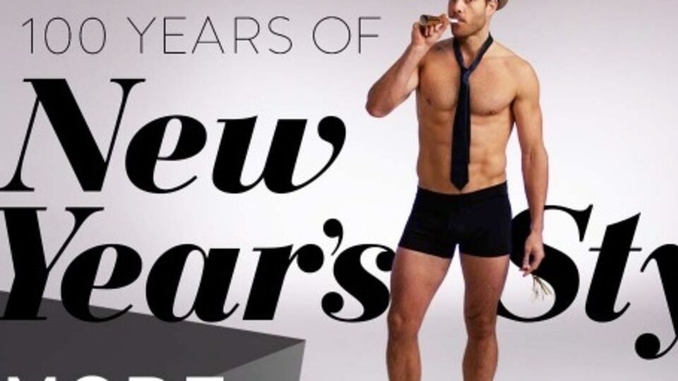 Мужчина-модель примерил костюмы разных эпох