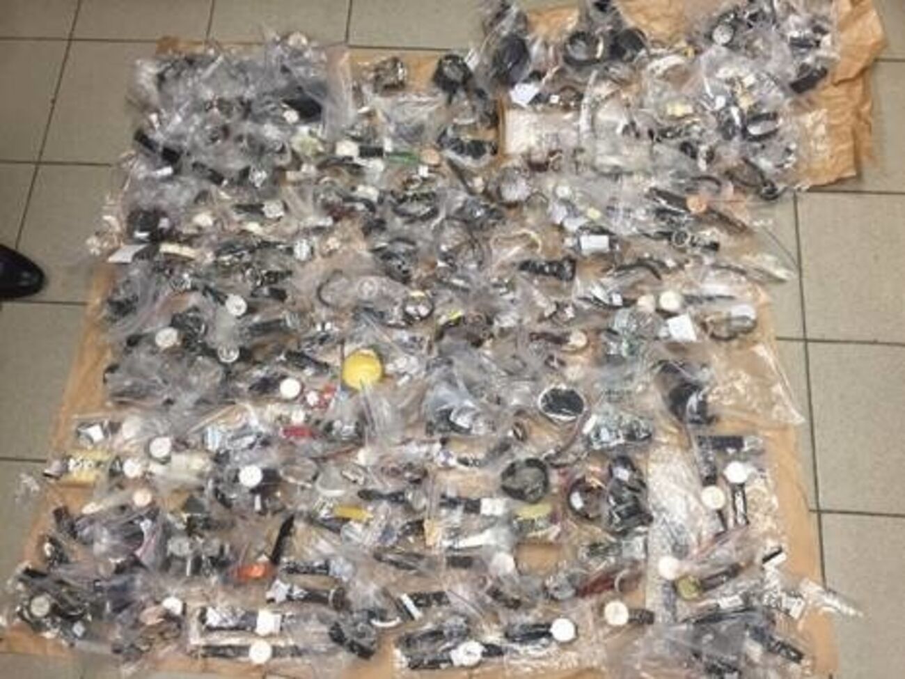 В ходе обысков правоохранители изъяли более тысячи контрабандных часов