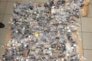 В ходе обысков правоохранители изъяли более тысячи контрабандных часов