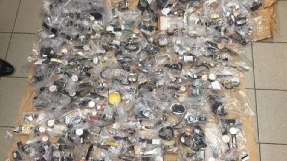 В ходе обысков правоохранители изъяли более тысячи контрабандных часов