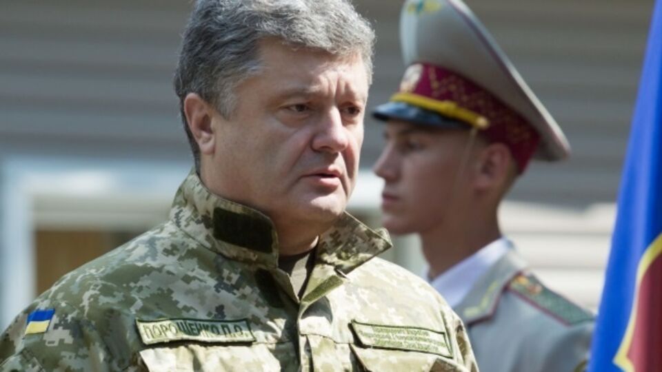 Порошенко: Создана мощная группировка войск, способная дать отпор агрессору