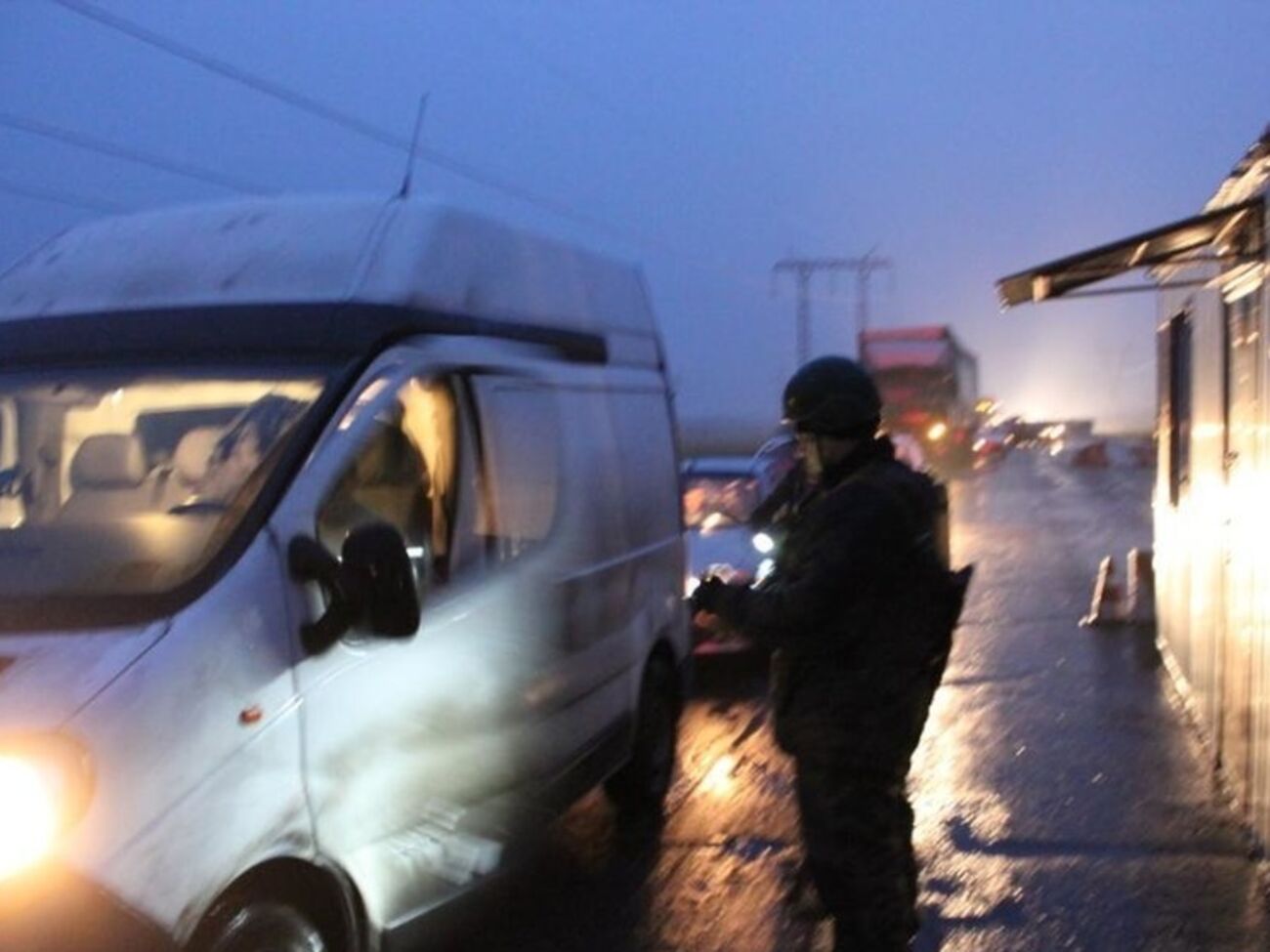 По данным Госпогранслужбы, перед КПВВ "Зайцево", "Марьинка", "Новотроицкое" и "Гнутово"&nbsp;уже оборудованы&nbsp;пункты обогрева