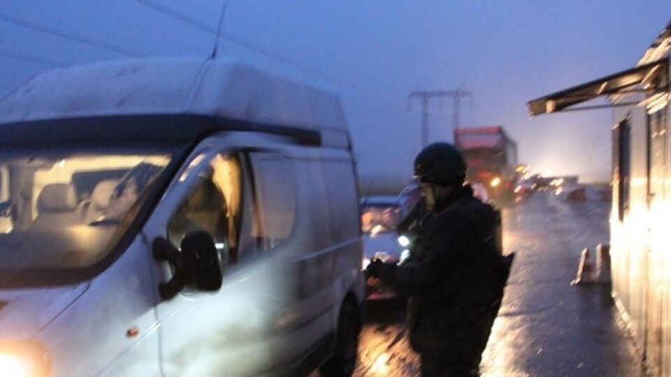 По данным Госпогранслужбы, перед КПВВ "Зайцево", "Марьинка", "Новотроицкое" и "Гнутово" уже оборудованы пункты обогрева