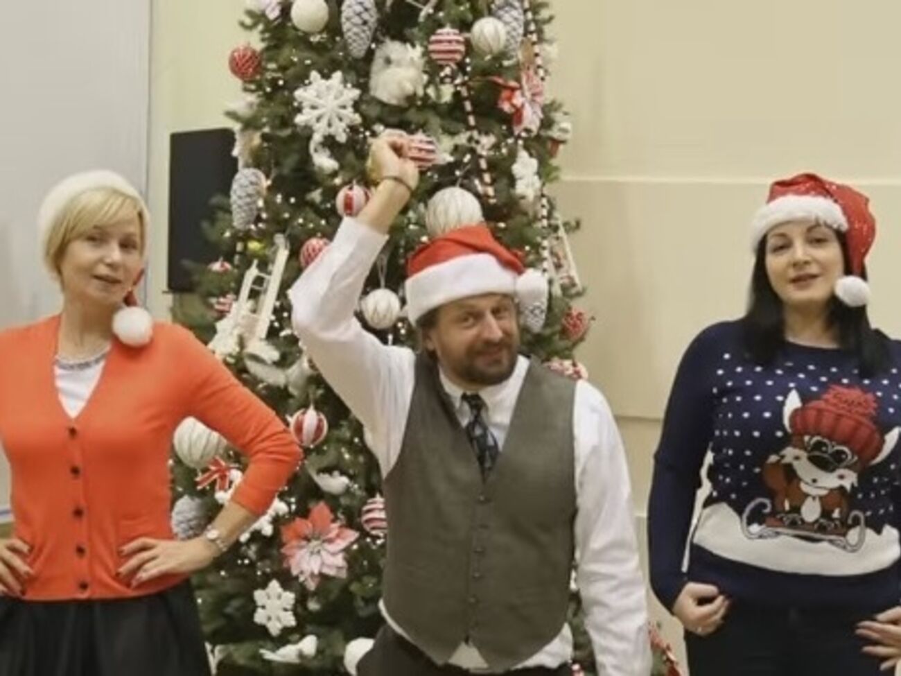 Сотрудники американского посольства поздравили украинцев с Новым годом. Видео