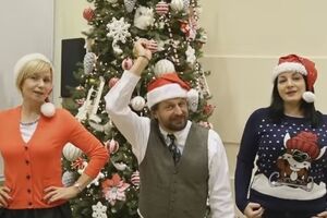 Сотрудники американского посольства поздравили украинцев с Новым годом. Видео