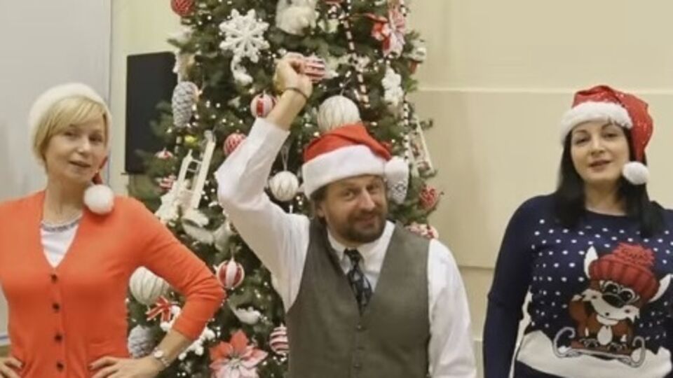 Сотрудники американского посольства поздравили украинцев с Новым годом. Видео