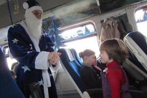 В поезде детей развлекают Дед Мороз и Снегурочка