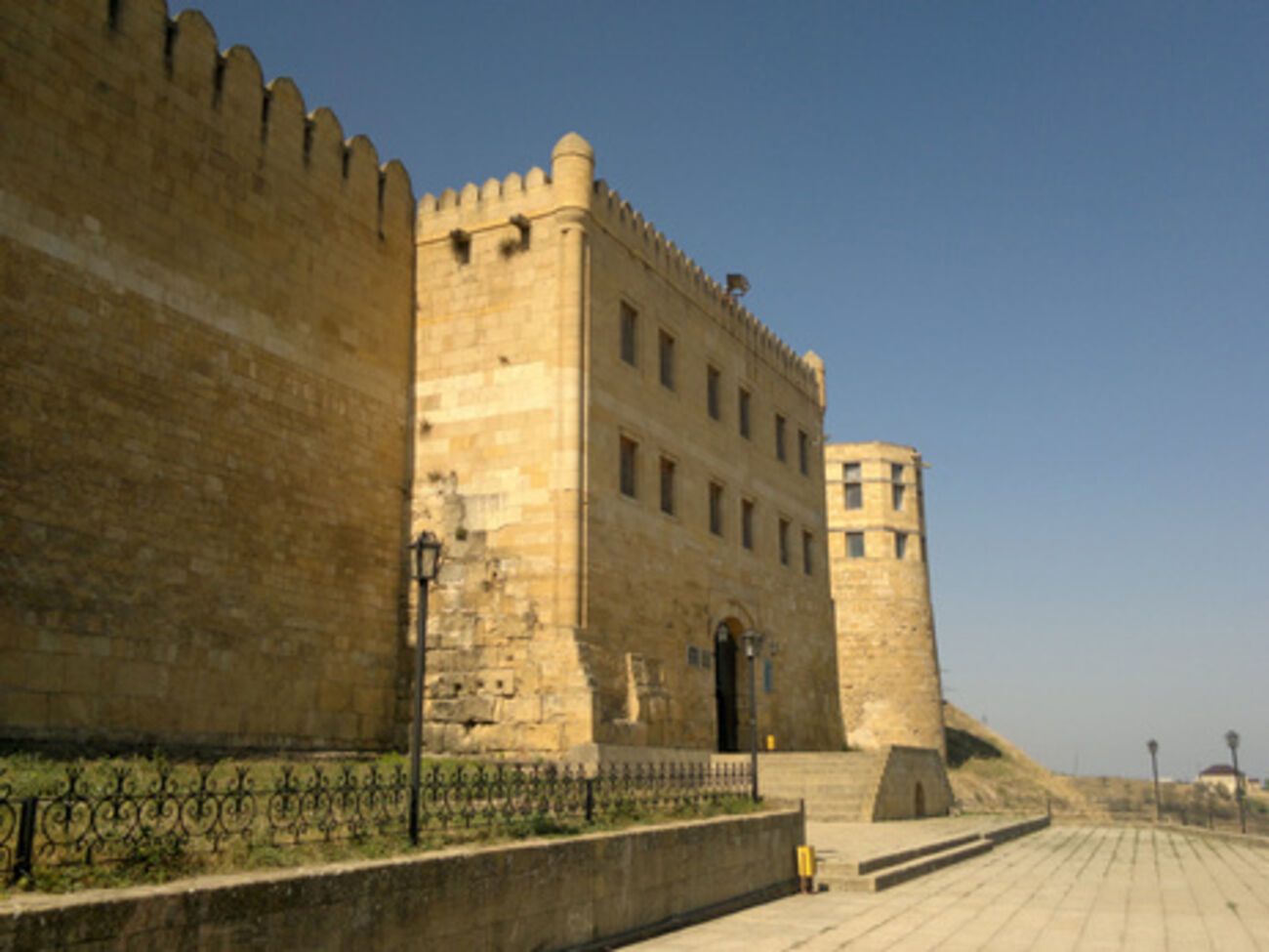 Нападавшие обстреляли людей, находившихся на смотровой площадке старинной крепости