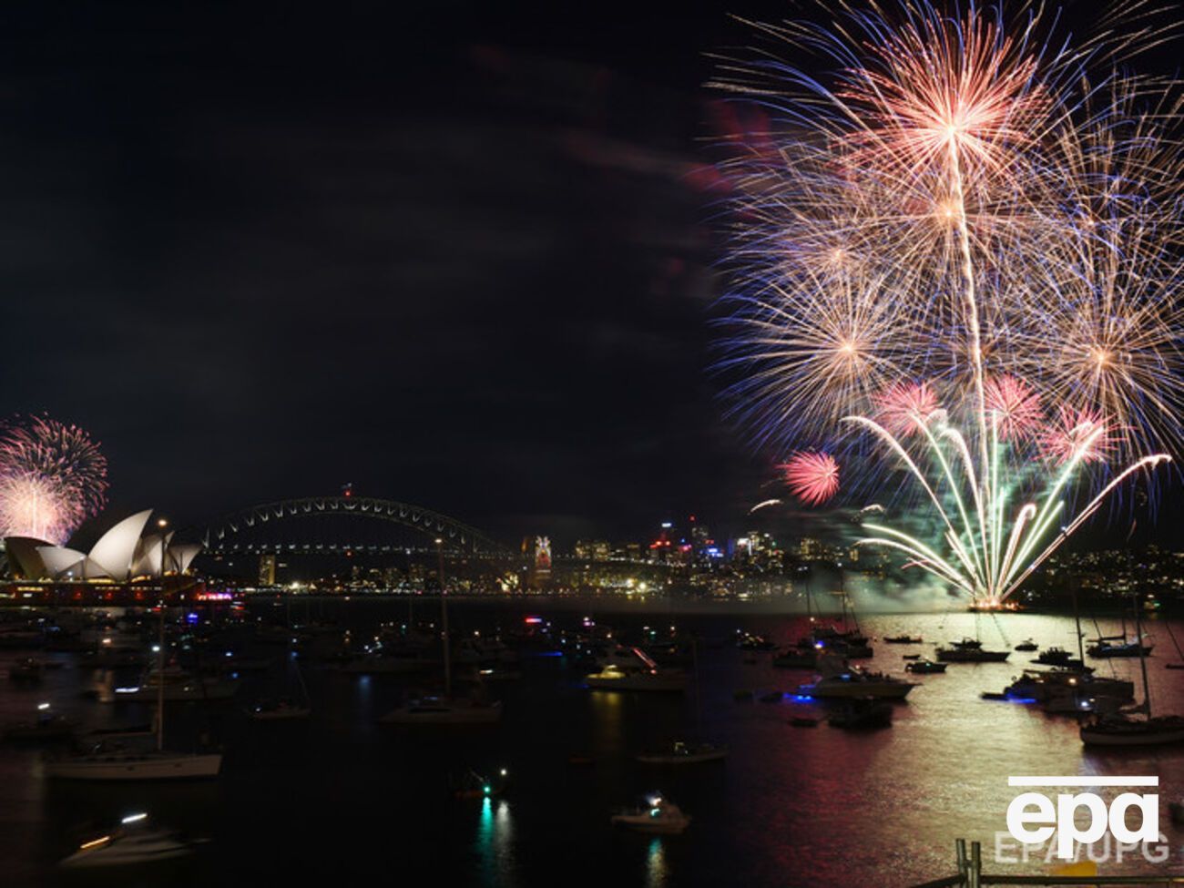 Австралийцы встретили 2016 год фейерверками