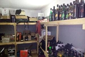 Во время обысков правоохранители выявили более двух тысяч бутылок контрабандных алкогольных напитков известных мировых брендов