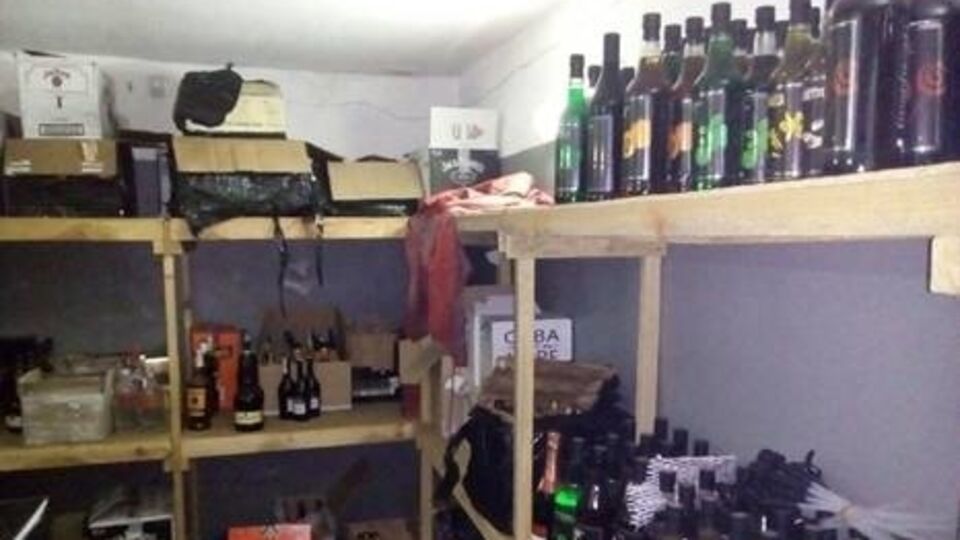 Во время обысков правоохранители выявили более двух тысяч бутылок контрабандных алкогольных напитков известных мировых брендов