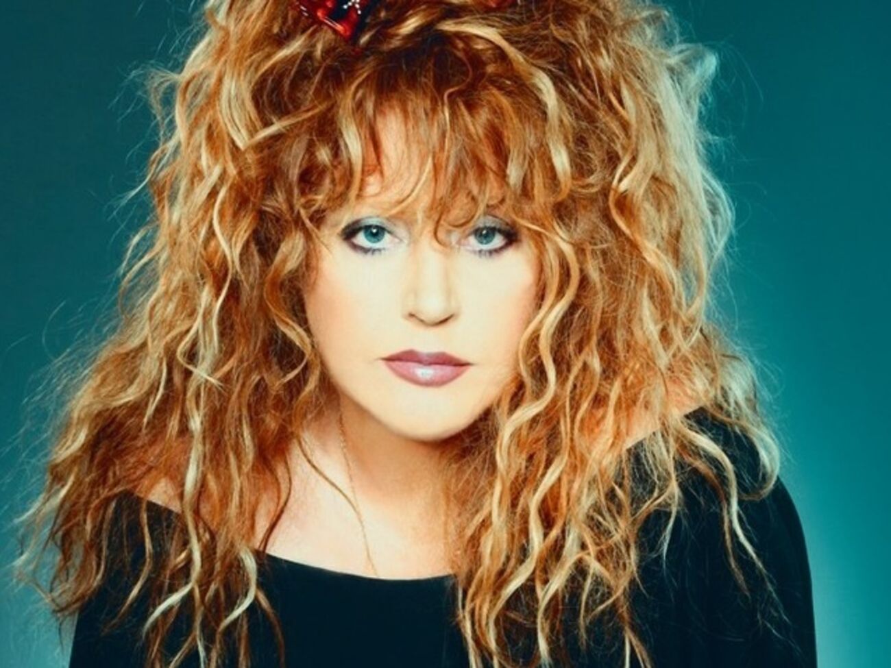 Примадонна позировала без мейк-апа и в короткой юбке