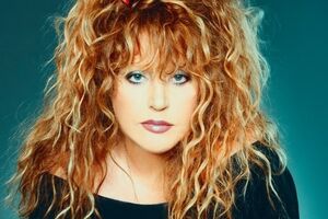 Примадонна позировала без мейк-апа и в короткой юбке