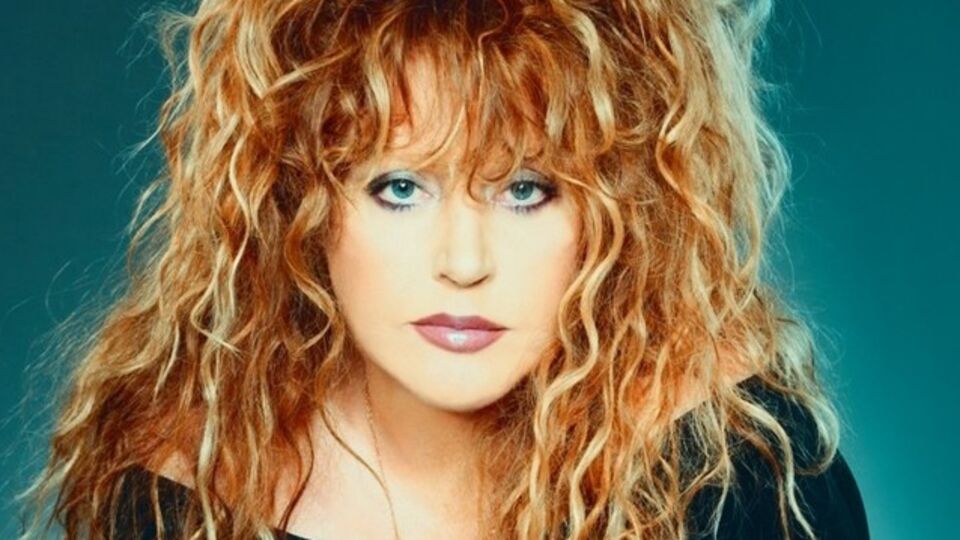 Примадонна позировала без мейк-апа и в короткой юбке