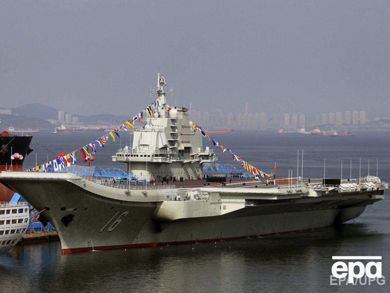 Минобороны Китая: В ходе проектирования и создания нового авианосца будет изучен и использован опыт эксплуатации первого китайского авианосца "Ляонин"