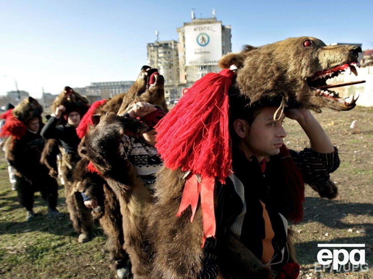 Румыны считают, что "медвежьи танцы" отгонят злых духов уходящего года