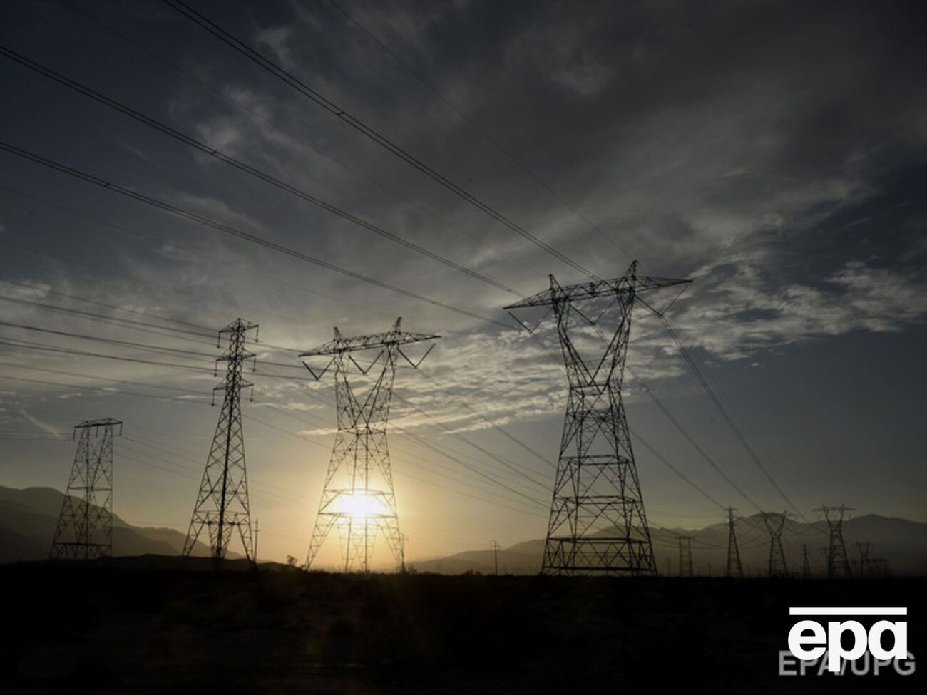 Поврежденную опору "Укрэнерго" починит к завтрашнему обеду