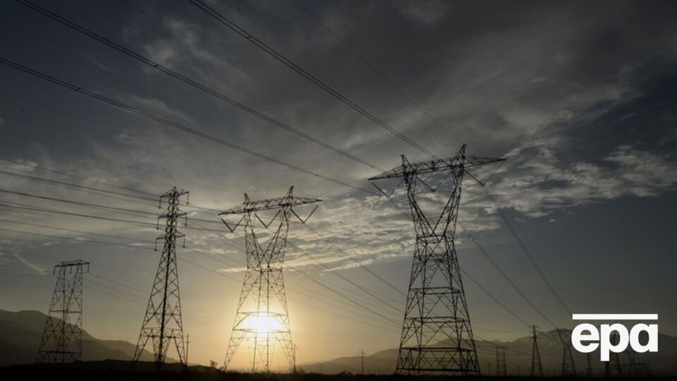 Поврежденную опору "Укрэнерго" починит к завтрашнему обеду