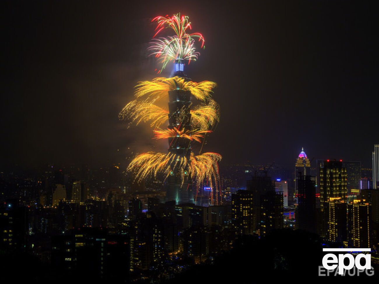 На Тайване грандиозное новогоднее световое шоу ознаменовало приход Нового года