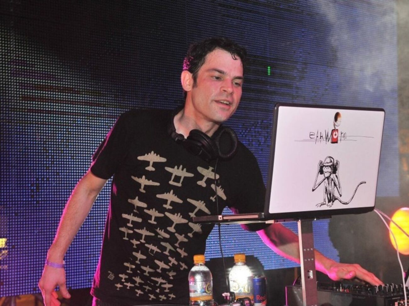 Dj Earworm объединил песни Адель, Рианны, Тейлор Свифт и других исполнителей