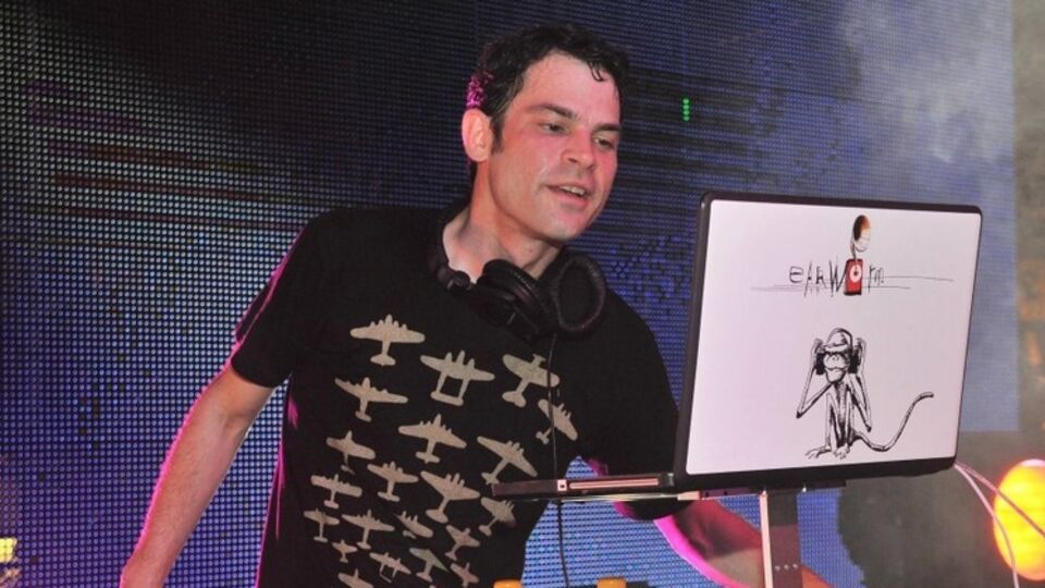 Dj Earworm объединил песни Адель, Рианны, Тейлор Свифт и других исполнителей